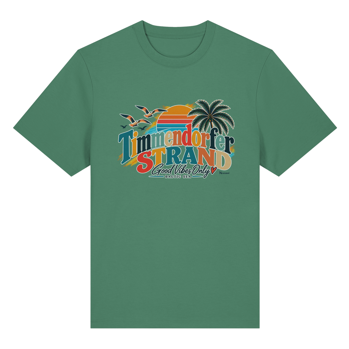 Vorderansicht des Heavy-T-Shirts in Green Bay mit Timmendorfer-Strand-Good-Vibes-Only-Frontprint aus Sonnenuntergang, Palmen und Möwen.