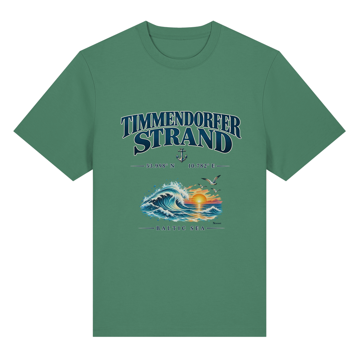 Original-Mockup 8: Unisex Bio-Heavy-T-Shirt in Green Bay mit Timmendorfer Strand – Baltic Sea Frontprint.