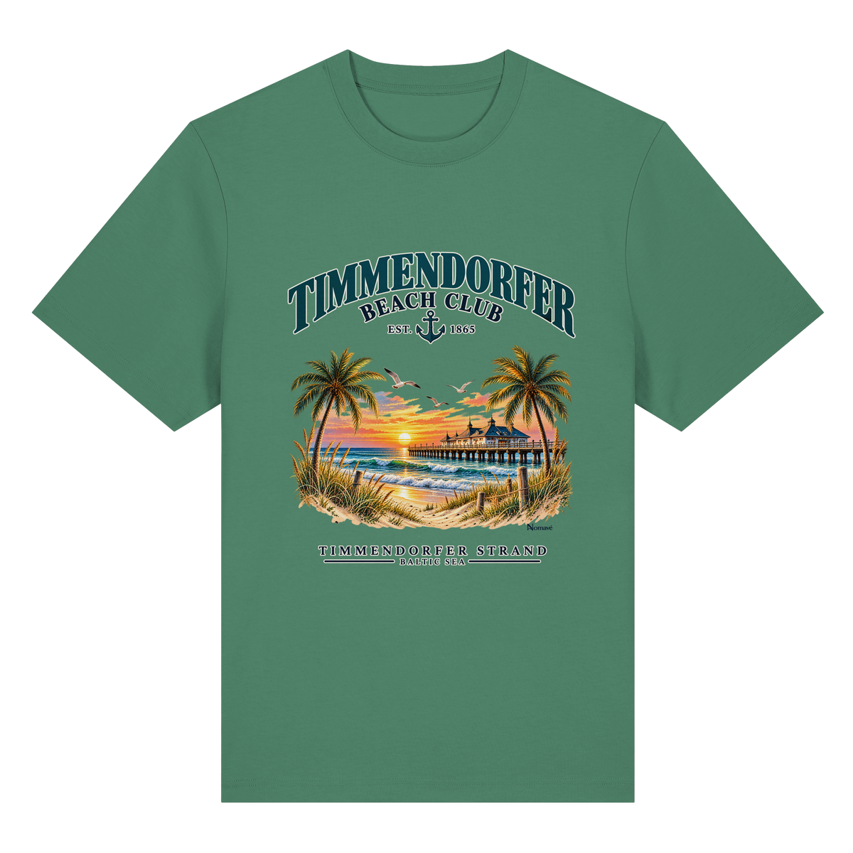 Originalmockup: Timmendorfer Beach Club Unisex Bio-Heavy-T-Shirt in Green Bay, Vorderansicht mit maritimem Frontprint, Palmen, Seebrücke und Meer.