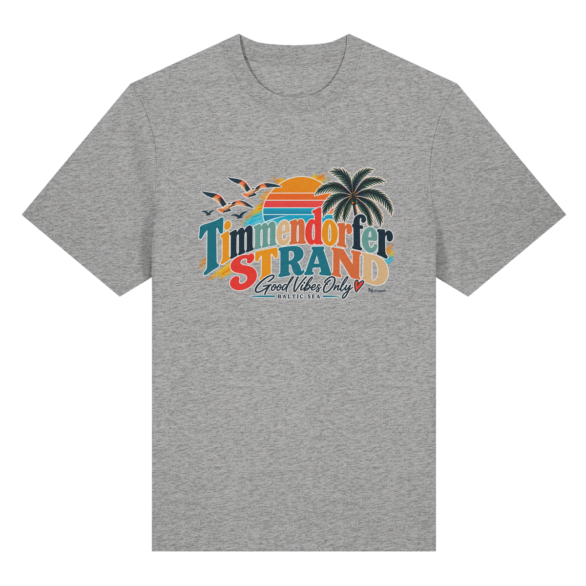 Vorderansicht des Heavy-T-Shirts in Heather Grey mit Timmendorfer-Strand-Good-Vibes-Only-Frontprint aus Sonnenuntergang, Palmen und Möwen.