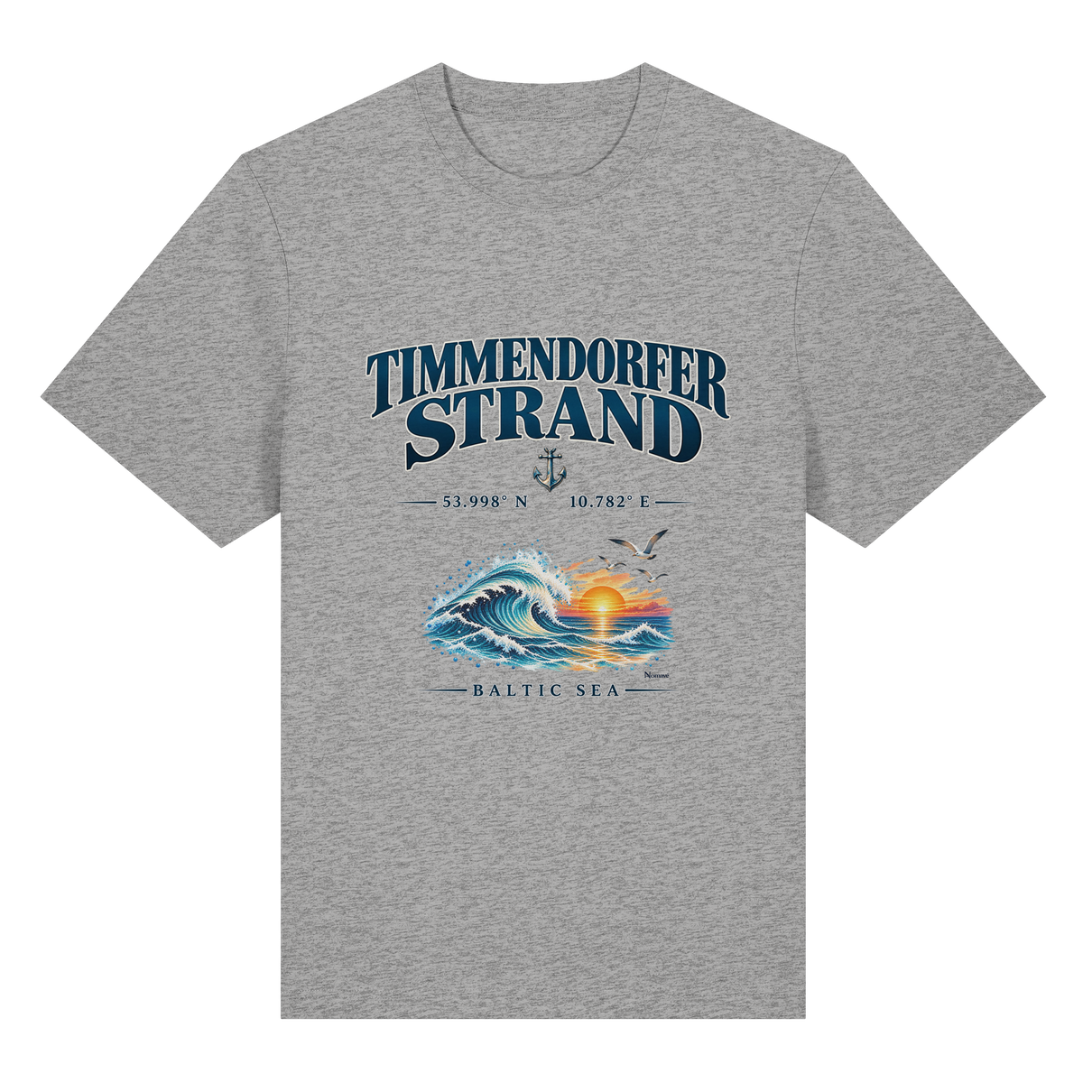 Original-Mockup 3: Unisex Bio-Heavy-T-Shirt in Heather Grey mit Timmendorfer Strand – Baltic Sea Frontprint.