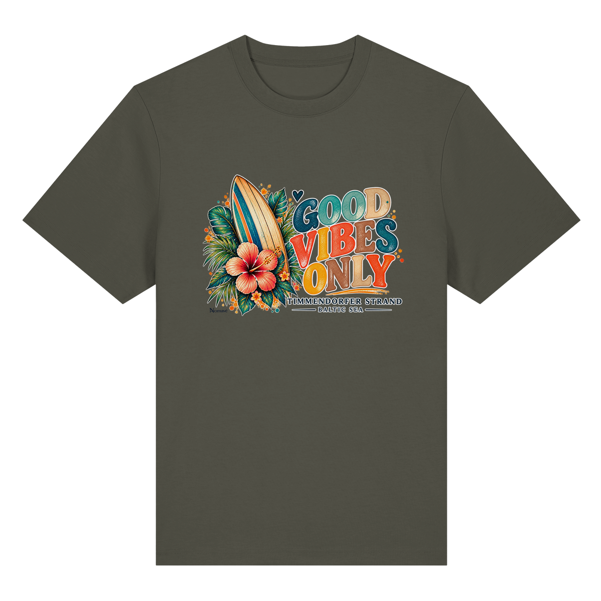 Timmendorfer Strand – Surf Vibes – Bio-Heavy-T-Shirt mit Frontprint – Khaki; originales Katalogmockup der Vorderansicht mit Frontprint.