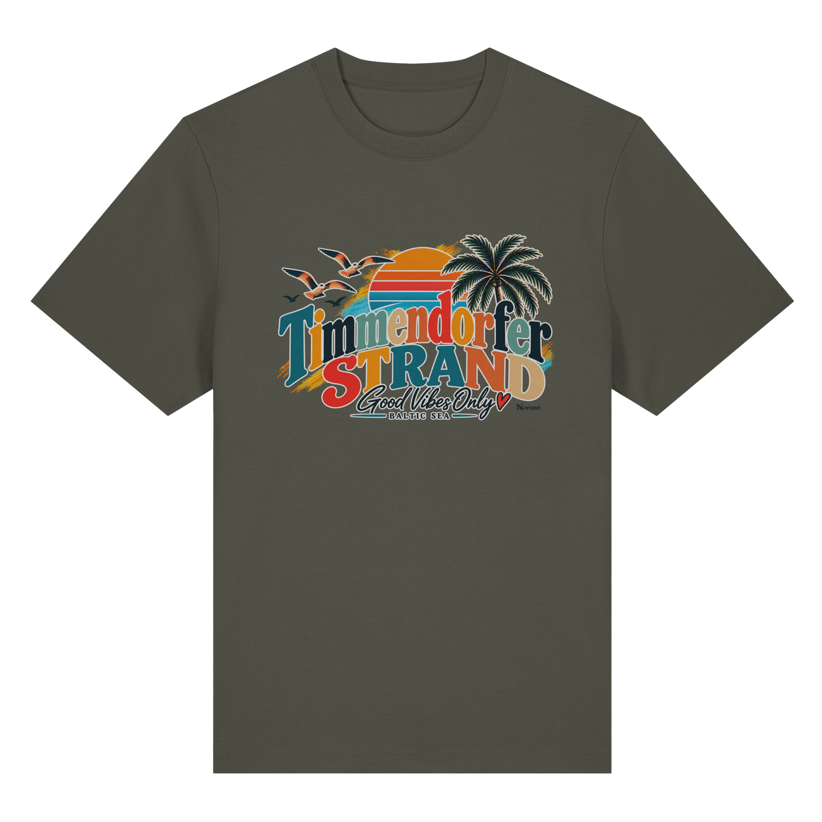 Vorderansicht des Heavy-T-Shirts in Khaki mit Timmendorfer-Strand-Good-Vibes-Only-Frontprint aus Sonnenuntergang, Palmen und Möwen.