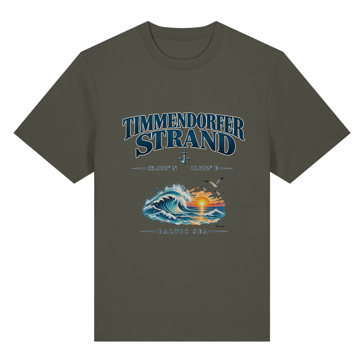 Original-Mockup 5: Unisex Bio-Heavy-T-Shirt in Khaki mit Timmendorfer Strand – Baltic Sea Frontprint.