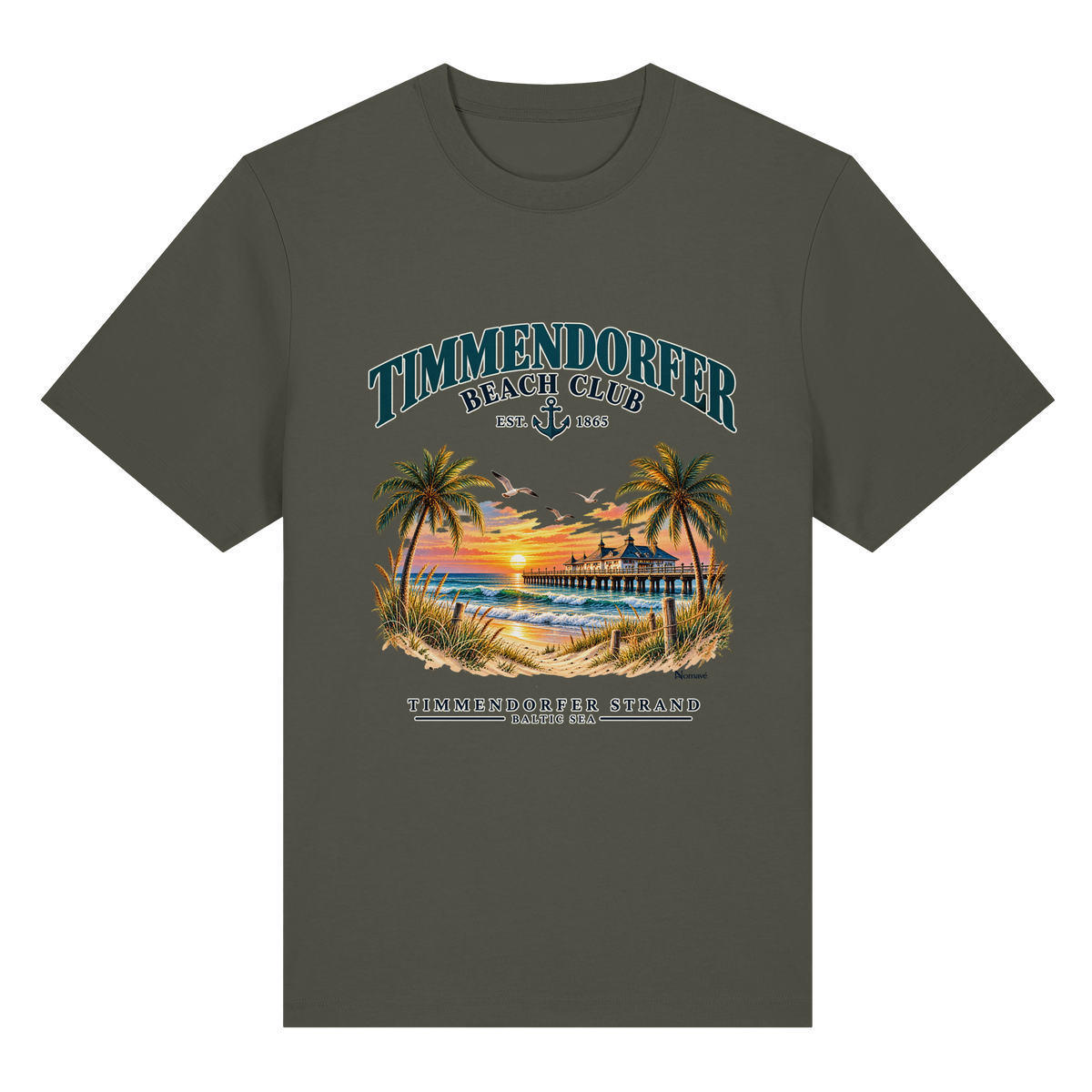 Originalmockup: Timmendorfer Beach Club Unisex Bio-Heavy-T-Shirt in Khaki, Vorderansicht mit maritimem Frontprint, Palmen, Seebrücke und Meer.