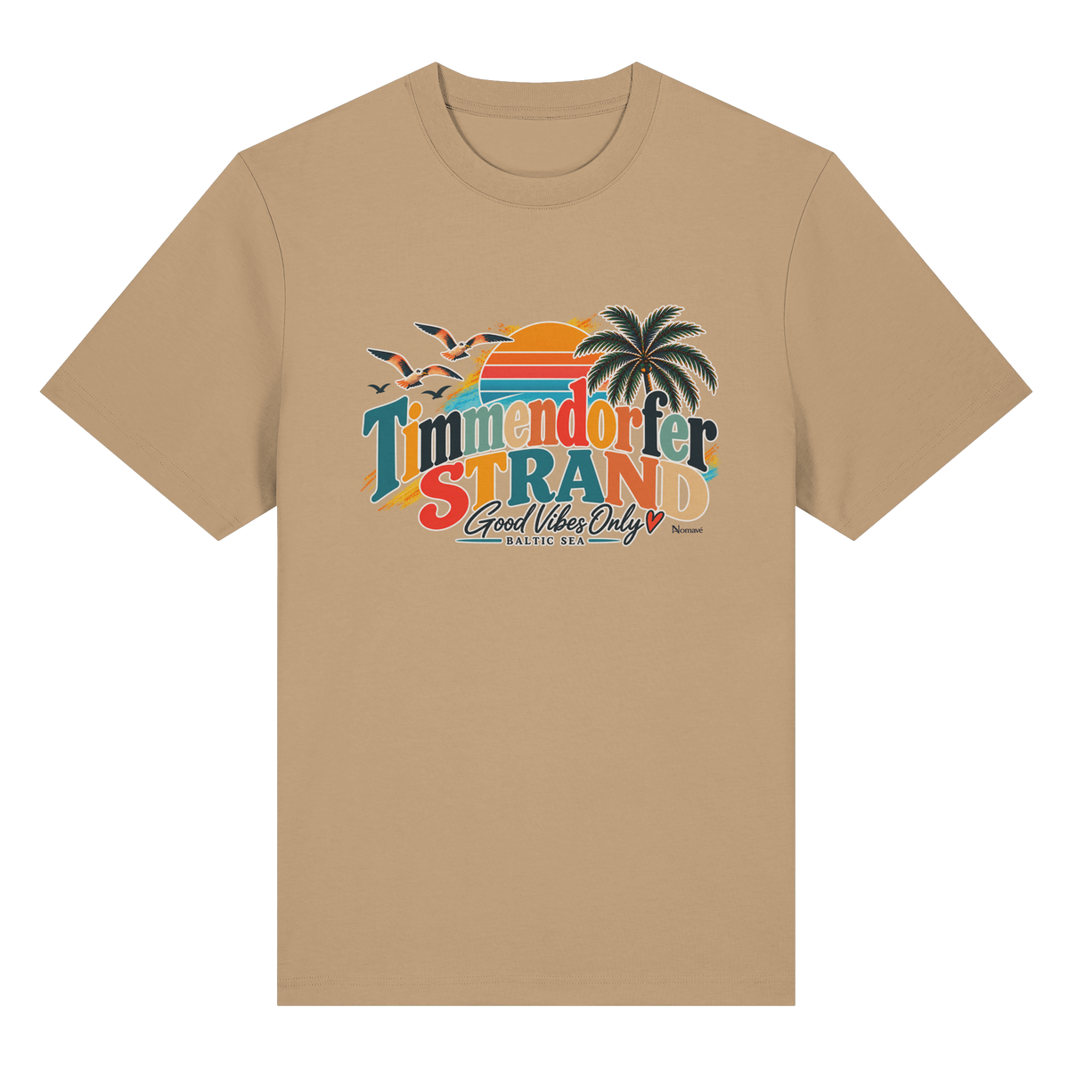 Vorderansicht des Heavy-T-Shirts in Latte mit Timmendorfer-Strand-Good-Vibes-Only-Frontprint aus Sonnenuntergang, Palmen und Möwen.