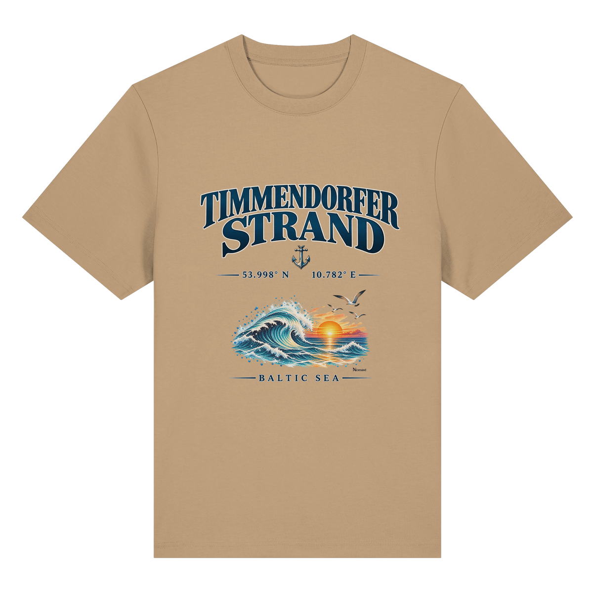 Original-Mockup 7: Unisex Bio-Heavy-T-Shirt in Latte mit Timmendorfer Strand – Baltic Sea Frontprint.