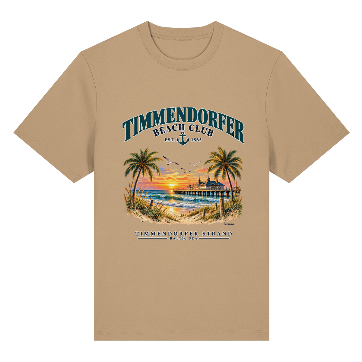 Originalmockup: Timmendorfer Beach Club Unisex Bio-Heavy-T-Shirt in Latte, Vorderansicht mit maritimem Frontprint, Palmen, Seebrücke und Meer.