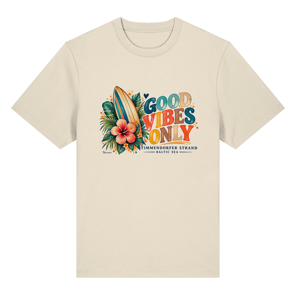 Timmendorfer Strand – Surf Vibes – Bio-Heavy-T-Shirt mit Frontprint – Natural Raw; originales Katalogmockup der Vorderansicht mit Frontprint.