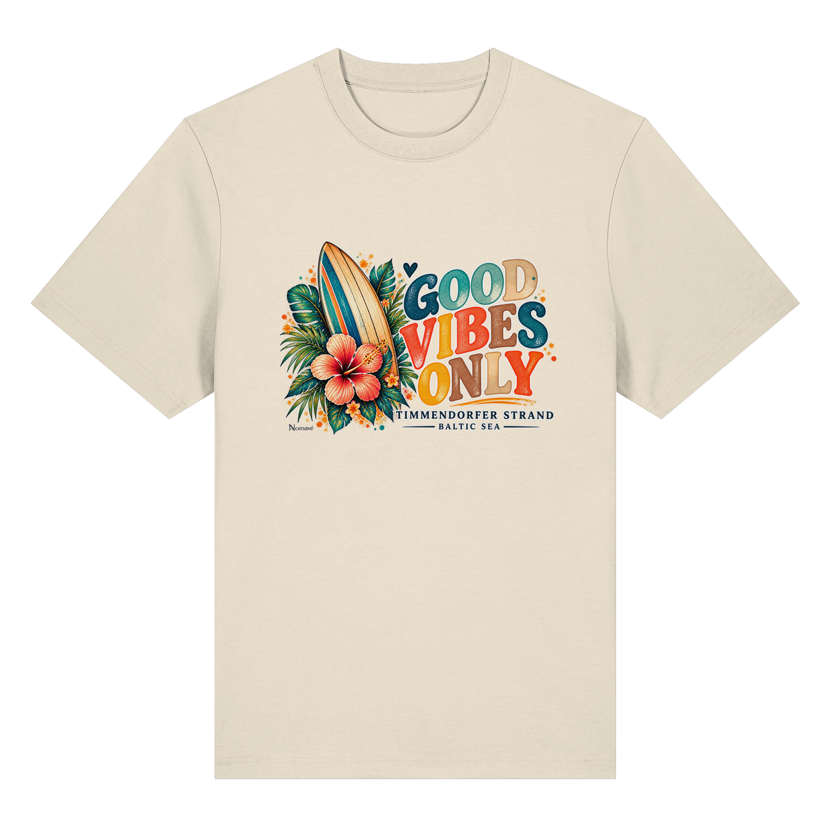 Timmendorfer Strand – Surf Vibes – Bio-Heavy-T-Shirt mit Frontprint – Natural Raw; originales Katalogmockup der Vorderansicht mit Frontprint.