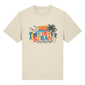 Vorderansicht des Heavy-T-Shirts in Natural Raw mit Timmendorfer-Strand-Good-Vibes-Only-Frontprint aus Sonnenuntergang, Palmen und Möwen.