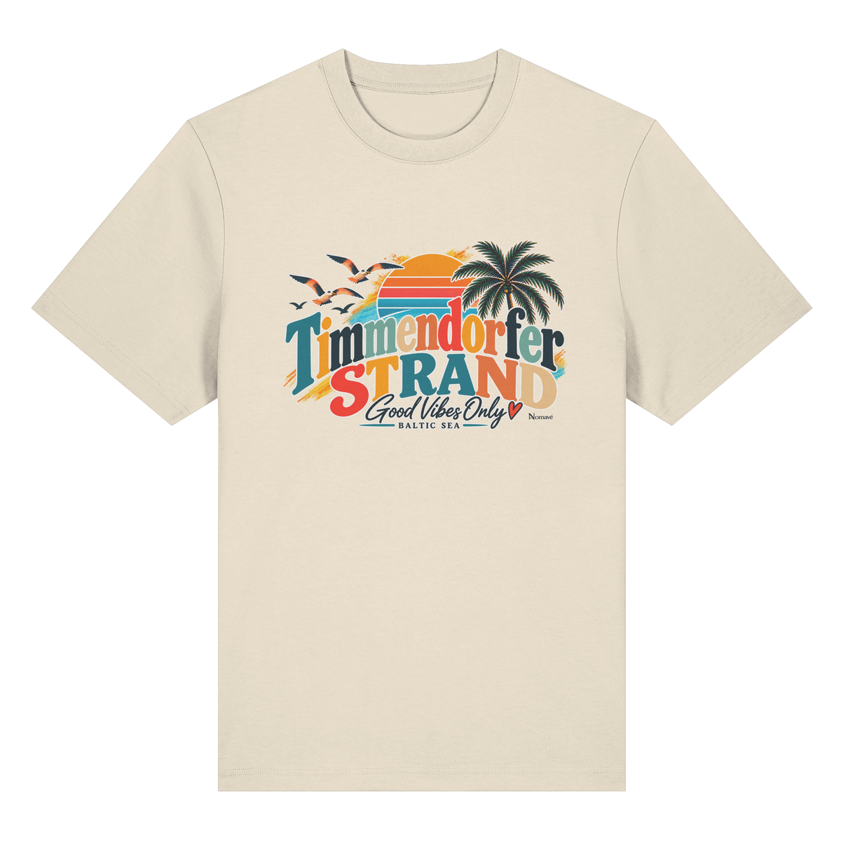 Vorderansicht des Heavy-T-Shirts in Natural Raw mit Timmendorfer-Strand-Good-Vibes-Only-Frontprint aus Sonnenuntergang, Palmen und Möwen.