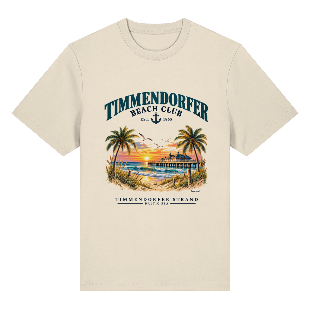Originalmockup: Timmendorfer Beach Club Unisex Bio-Heavy-T-Shirt in Natural Raw, Vorderansicht mit maritimem Frontprint, Palmen, Seebrücke und Meer.