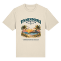 Originalmockup: Timmendorfer Beach Club Unisex Bio-Heavy-T-Shirt in Natural Raw, Vorderansicht mit maritimem Frontprint, Palmen, Seebrücke und Meer.