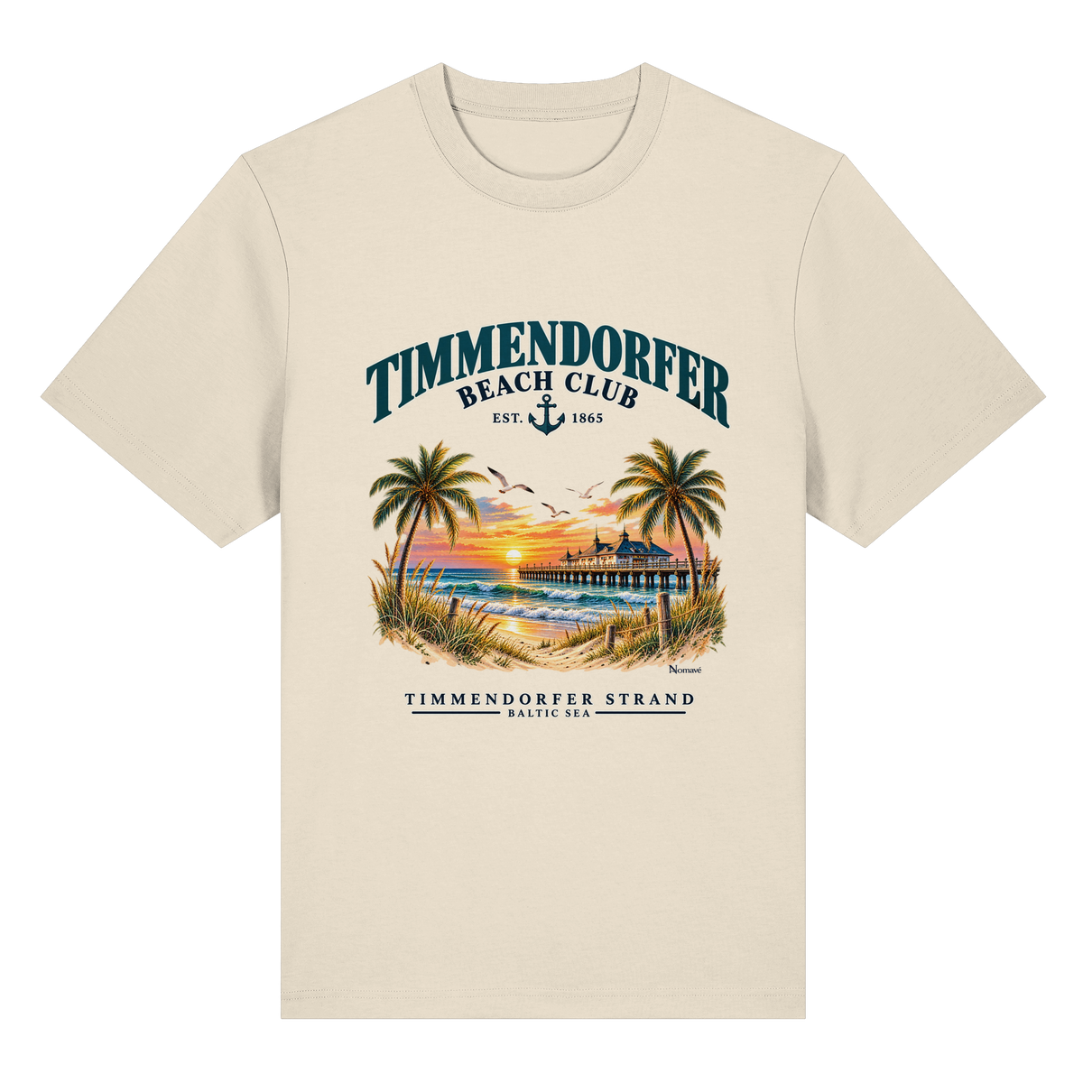 Originalmockup: Timmendorfer Beach Club Unisex Bio-Heavy-T-Shirt in Natural Raw, Vorderansicht mit maritimem Frontprint, Palmen, Seebrücke und Meer.