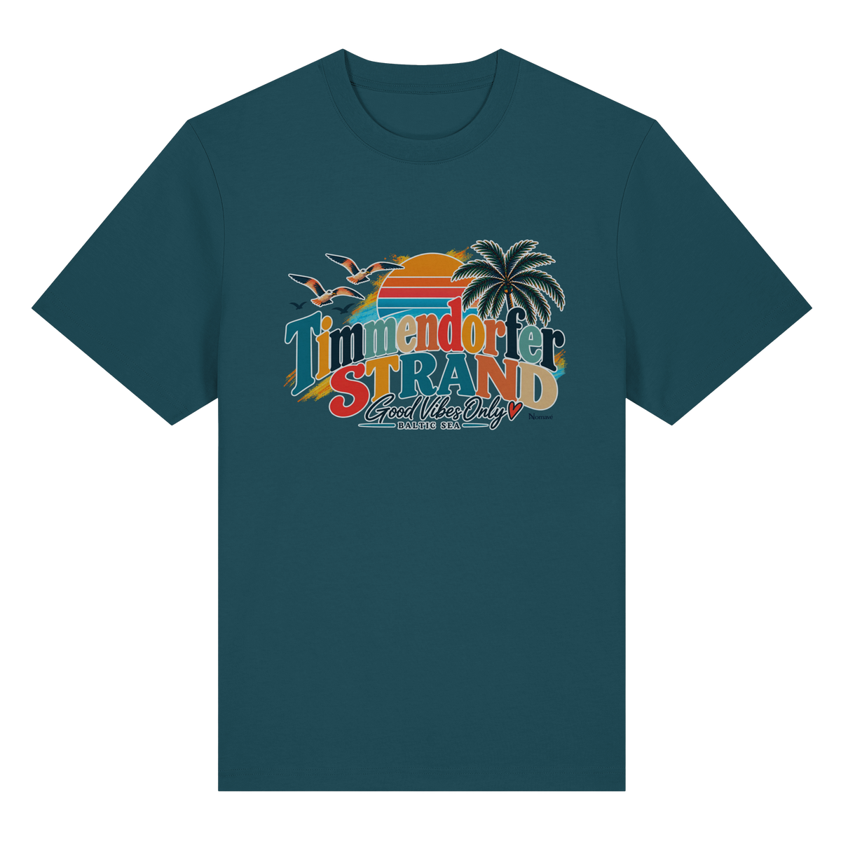 Vorderansicht des Heavy-T-Shirts in Stargazer mit Timmendorfer-Strand-Good-Vibes-Only-Frontprint aus Sonnenuntergang, Palmen und Möwen.