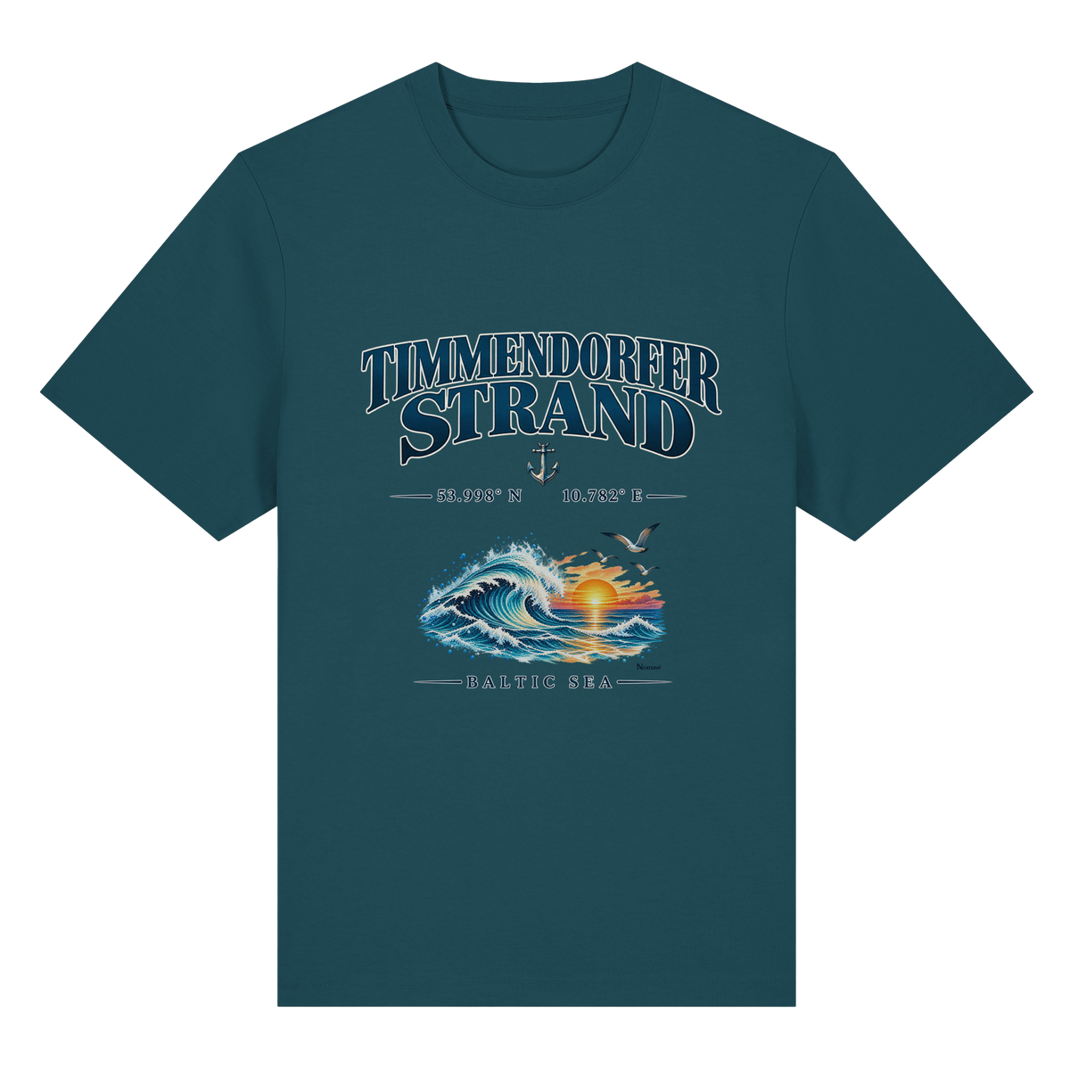 Original-Mockup 10: Unisex Bio-Heavy-T-Shirt in Stargazer mit Timmendorfer Strand – Baltic Sea Frontprint.