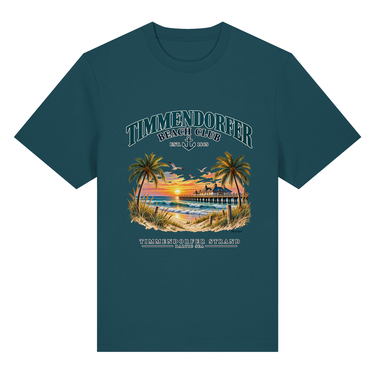 Originalmockup: Timmendorfer Beach Club Unisex Bio-Heavy-T-Shirt in Stargazer, Vorderansicht mit maritimem Frontprint, Palmen, Seebrücke und Meer.