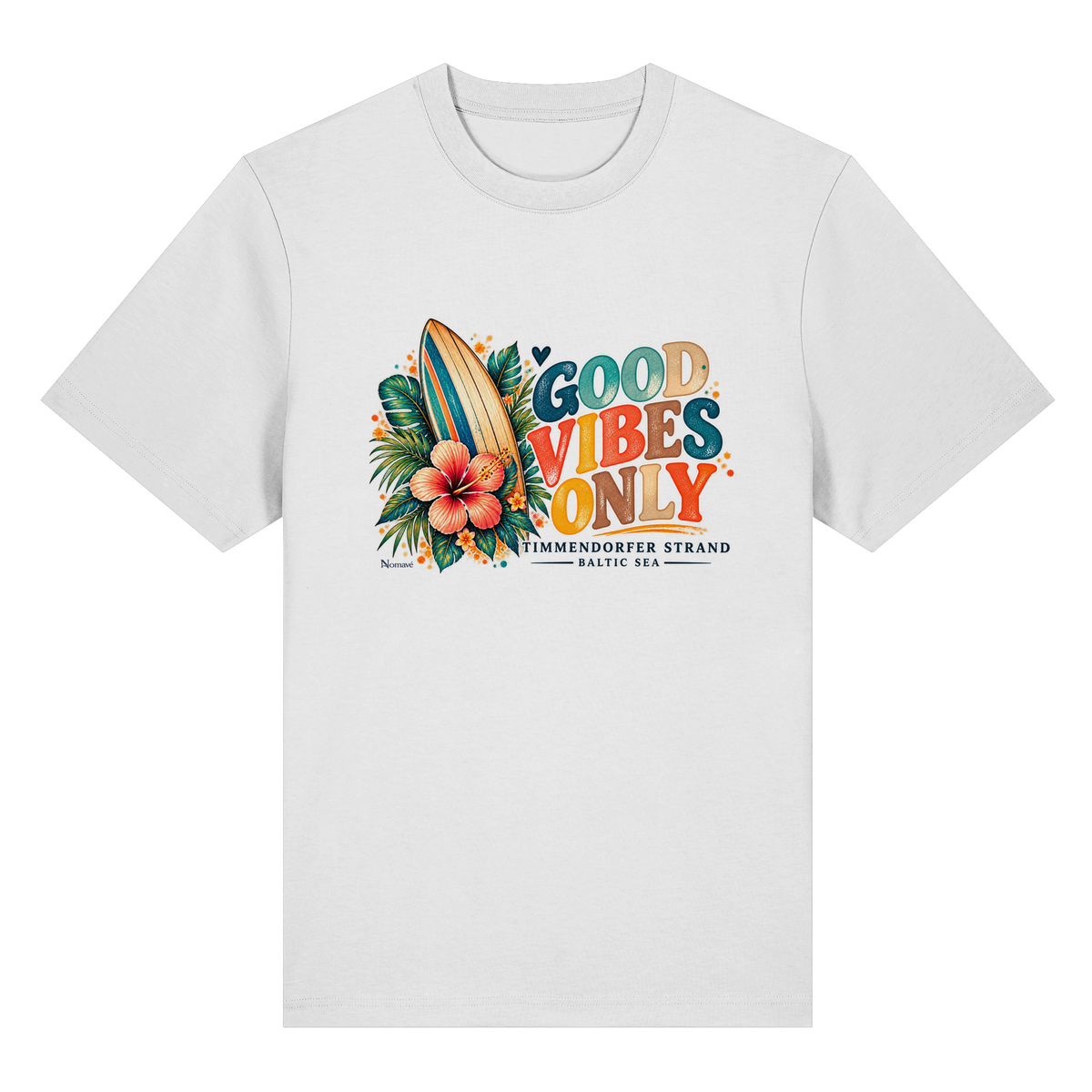 Timmendorfer Strand – Surf Vibes – Bio-Heavy-T-Shirt mit Frontprint – White; originales Katalogmockup der Vorderansicht mit Frontprint.