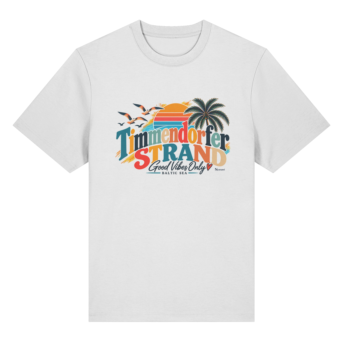 Vorderansicht des Heavy-T-Shirts in White mit Timmendorfer-Strand-Good-Vibes-Only-Frontprint aus Sonnenuntergang, Palmen und Möwen.