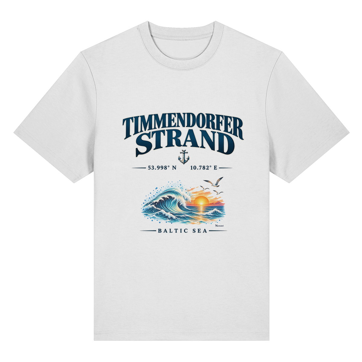 Original-Mockup 2: Unisex Bio-Heavy-T-Shirt in White mit Timmendorfer Strand – Baltic Sea Frontprint.