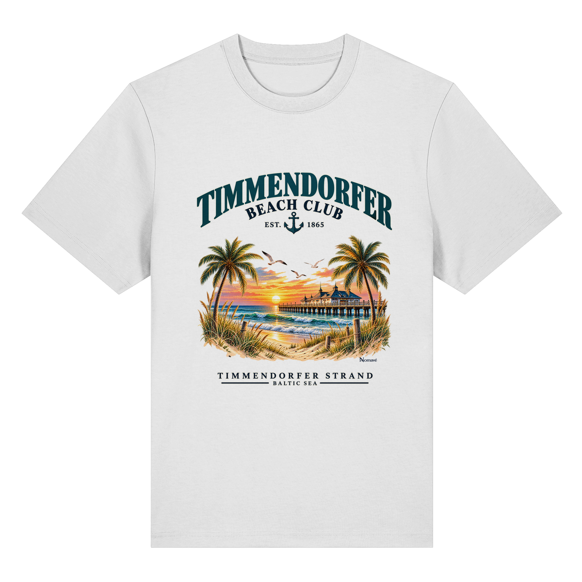 Originalmockup: Timmendorfer Beach Club Unisex Bio-Heavy-T-Shirt in White, Vorderansicht mit maritimem Frontprint, Palmen, Seebrücke und Meer.