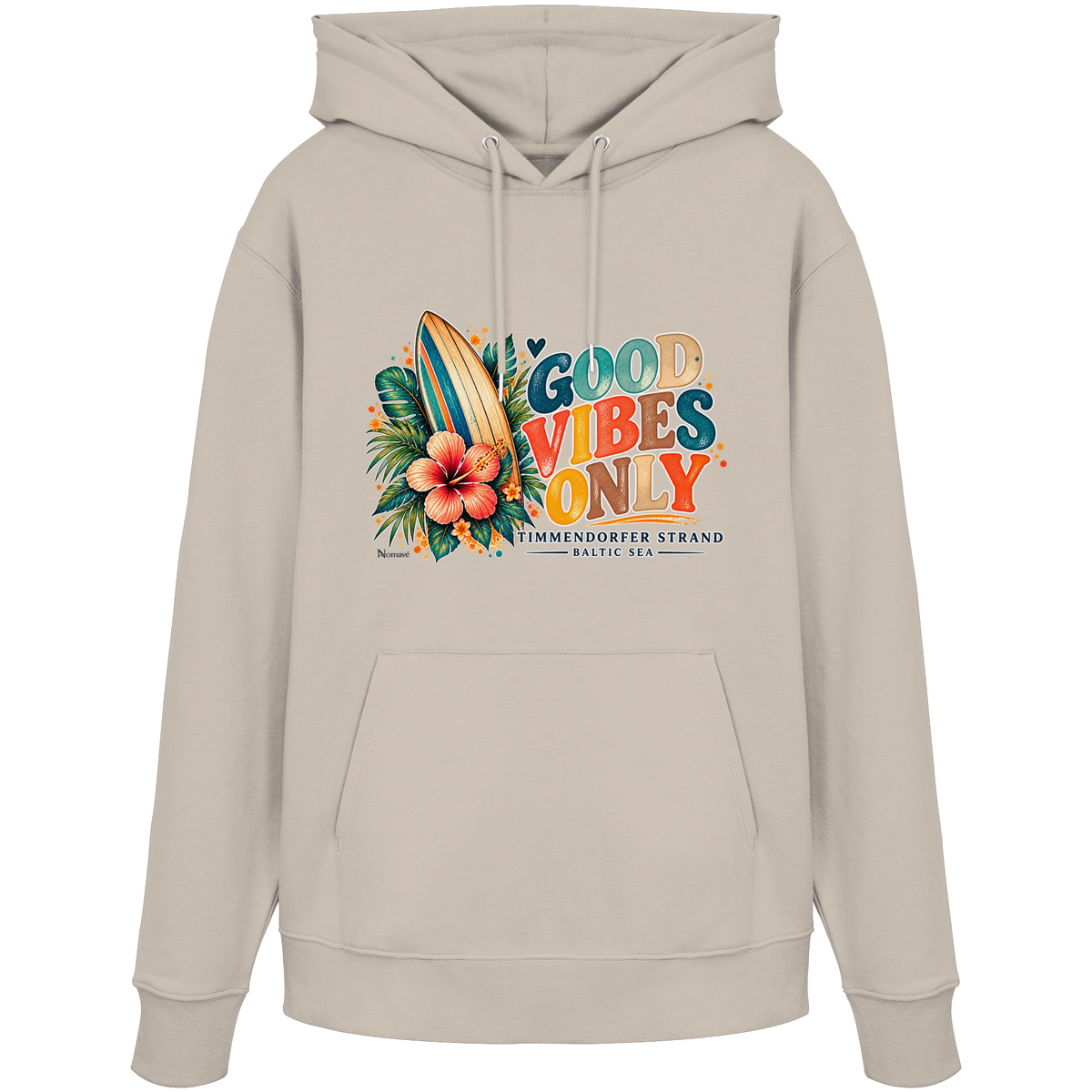Timmendorfer Strand – Surf Vibes – Unisex Bio-Hoodie mit Frontprint in Desert Dust – Katalog-Vorderansicht mit Surfboard, Hibiskus und Good-Vibes-Only-Frontprint.