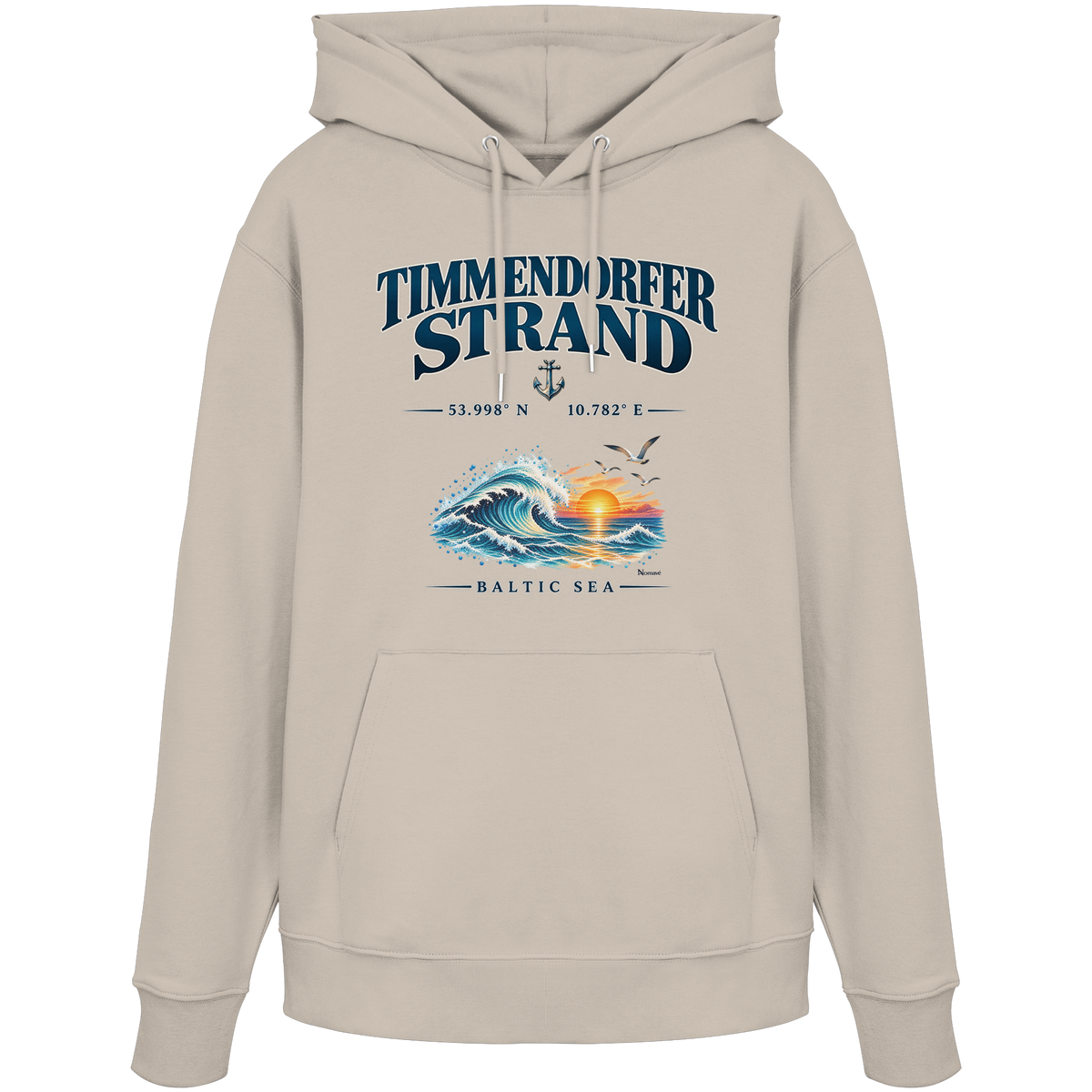 Original-Mockup 5: Unisex Bio-Hoodie in Desert Dust mit Timmendorfer Strand – Baltic Sea Frontprint.