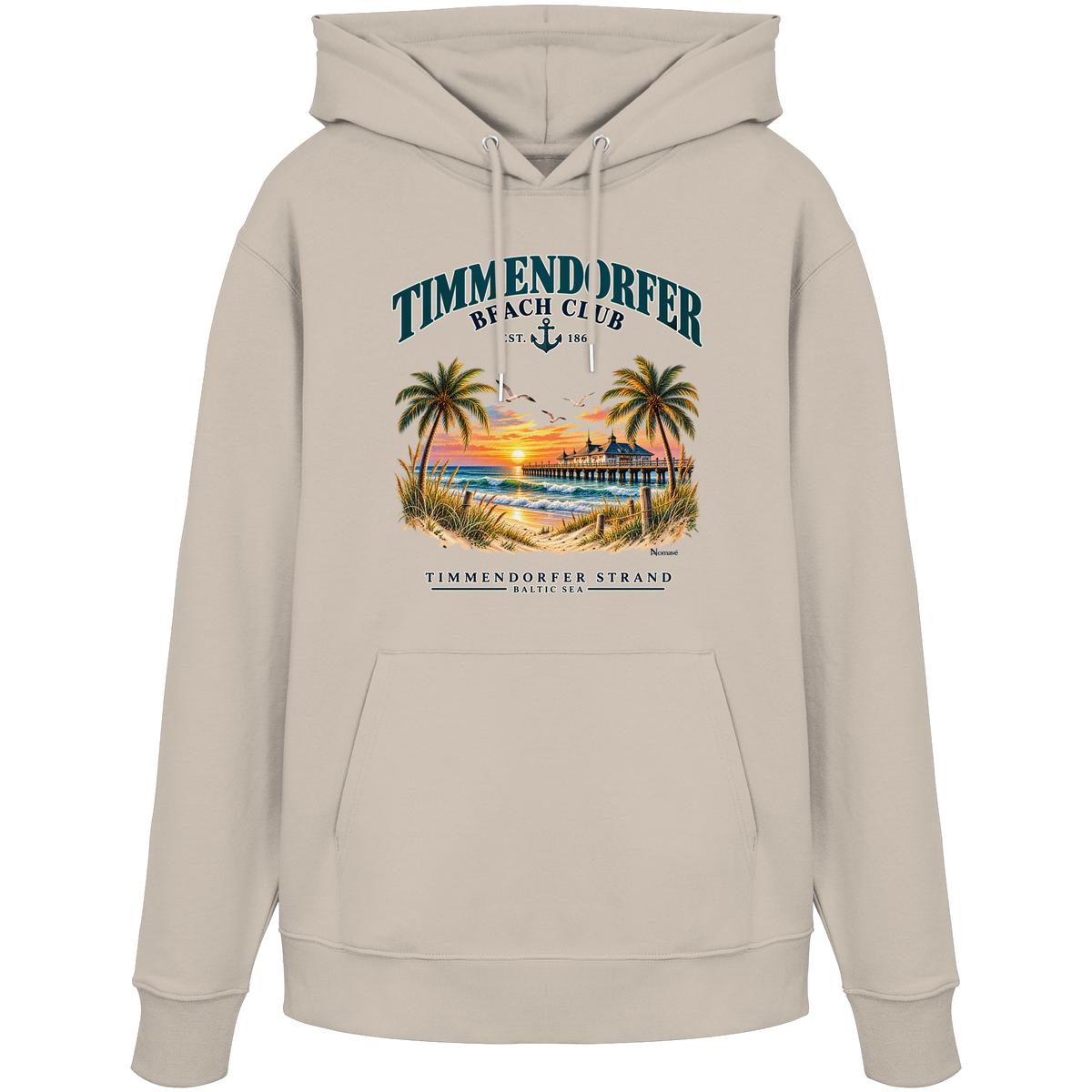Originalmockup: Timmendorfer Beach Club Unisex Bio-Hoodie in Desert Dust, Vorderansicht mit maritimem Frontprint, Palmen, Seebrücke und Meer.