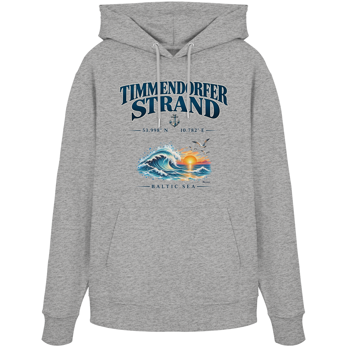 Original-Mockup 3: Unisex Bio-Hoodie in Heather Grey mit Timmendorfer Strand – Baltic Sea Frontprint.