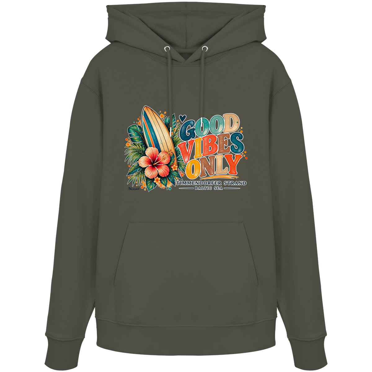 Timmendorfer Strand – Surf Vibes – Unisex Bio-Hoodie mit Frontprint in Khaki – Katalog-Vorderansicht mit Surfboard, Hibiskus und Good-Vibes-Only-Frontprint.