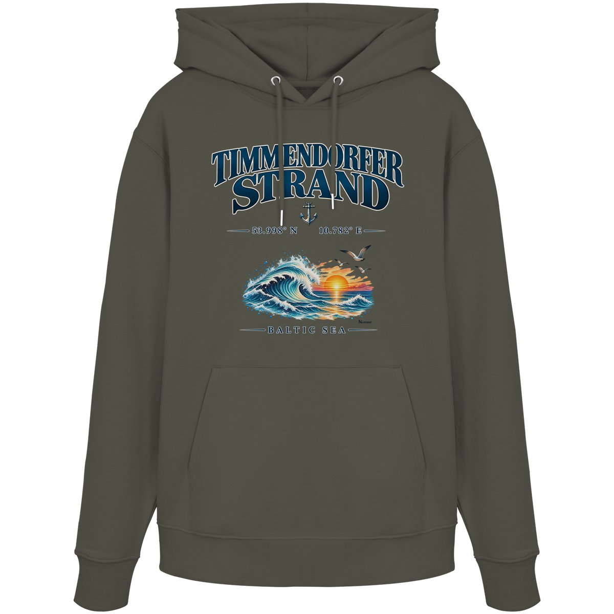 Original-Mockup 6: Unisex Bio-Hoodie in Khaki mit Timmendorfer Strand – Baltic Sea Frontprint.