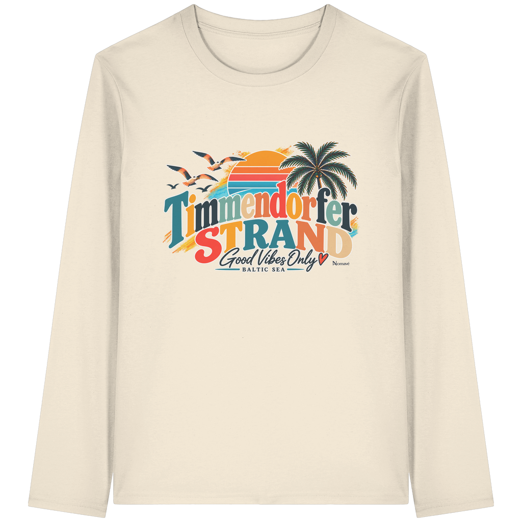 Vorderansicht des Unisex-Langarmshirts in Natural Raw mit Timmendorfer-Strand-Good-Vibes-Only-Frontprint aus Sonnenuntergang, Palmen und Möwen.