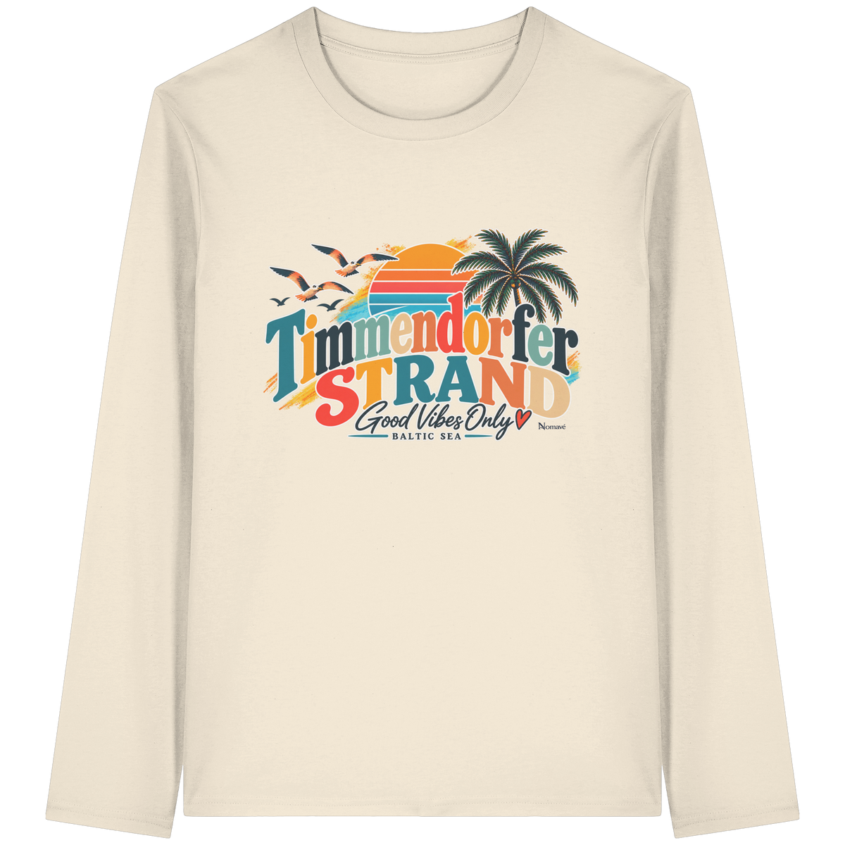 Vorderansicht des Unisex-Langarmshirts in Natural Raw mit Timmendorfer-Strand-Good-Vibes-Only-Frontprint aus Sonnenuntergang, Palmen und Möwen.