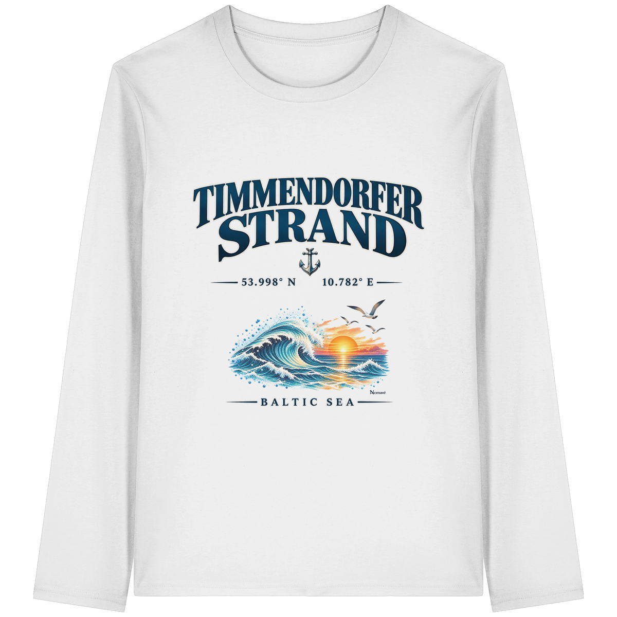 Original-Mockup 2: Unisex Bio-Longsleeve in White mit Timmendorfer Strand – Baltic Sea Frontprint.