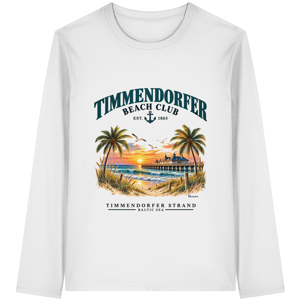Originalmockup: Timmendorfer Beach Club Unisex Bio-Longsleeve in White, Vorderansicht mit maritimem Frontprint, Palmen, Seebrücke und Meer.