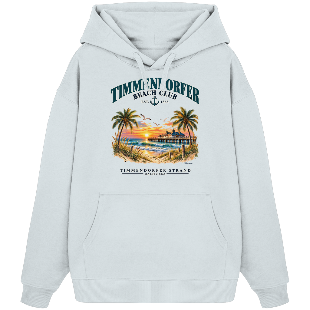 Originalmockup: Timmendorfer Beach Club Unisex Bio-Oversize-Hoodie in Blue Ice, Vorderansicht mit maritimem Frontprint, Palmen, Seebrücke und Meer.