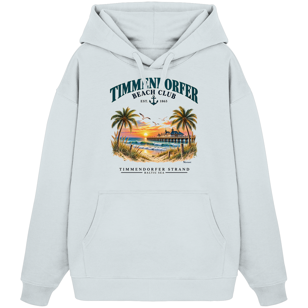 Originalmockup: Timmendorfer Beach Club Unisex Bio-Oversize-Hoodie in Blue Ice, Vorderansicht mit maritimem Frontprint, Palmen, Seebrücke und Meer.