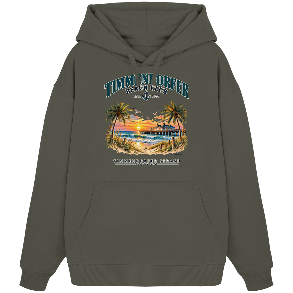 Originalmockup: Timmendorfer Beach Club Unisex Bio-Oversize-Hoodie in Khaki, Vorderansicht mit maritimem Frontprint, Palmen, Seebrücke und Meer.