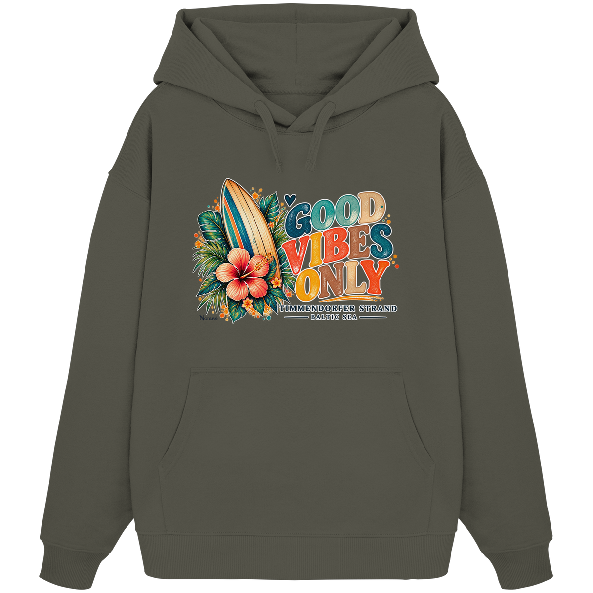 Timmendorfer Strand – Surf Vibes – Unisex Bio-Oversize-Hoodie mit Frontprint in Khaki – Katalog-Vorderansicht mit Surfboard, Hibiskus und Good-Vibes-Only-Frontprint.