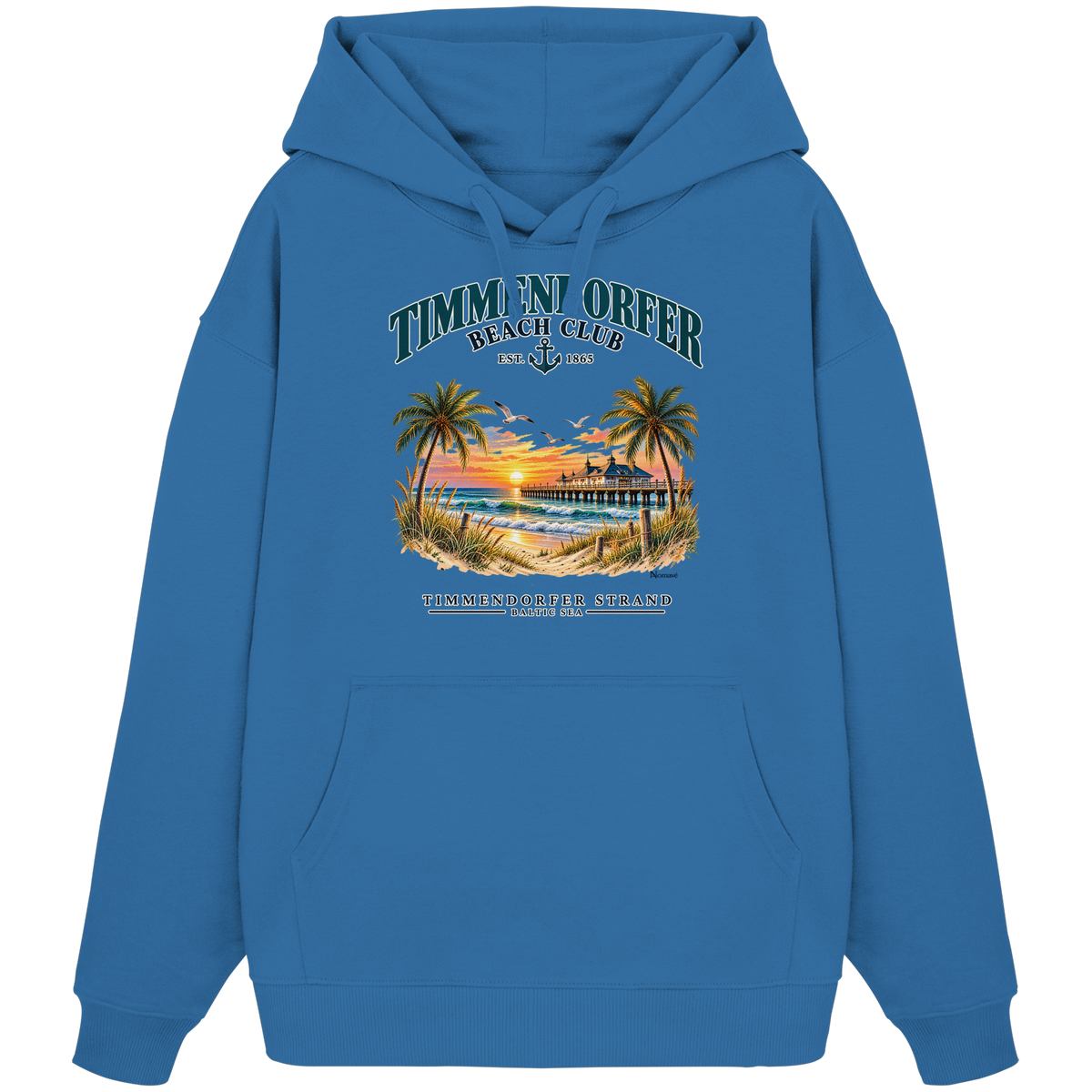 Originalmockup: Timmendorfer Beach Club Unisex Bio-Oversize-Hoodie in Mindful Blue, Vorderansicht mit maritimem Frontprint, Palmen, Seebrücke und Meer.
