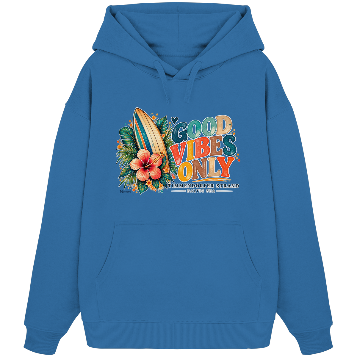 Timmendorfer Strand – Surf Vibes – Unisex Bio-Oversize-Hoodie mit Frontprint in Mindful Blue – Katalog-Vorderansicht mit Surfboard, Hibiskus und Good-Vibes-Only-Frontprint.