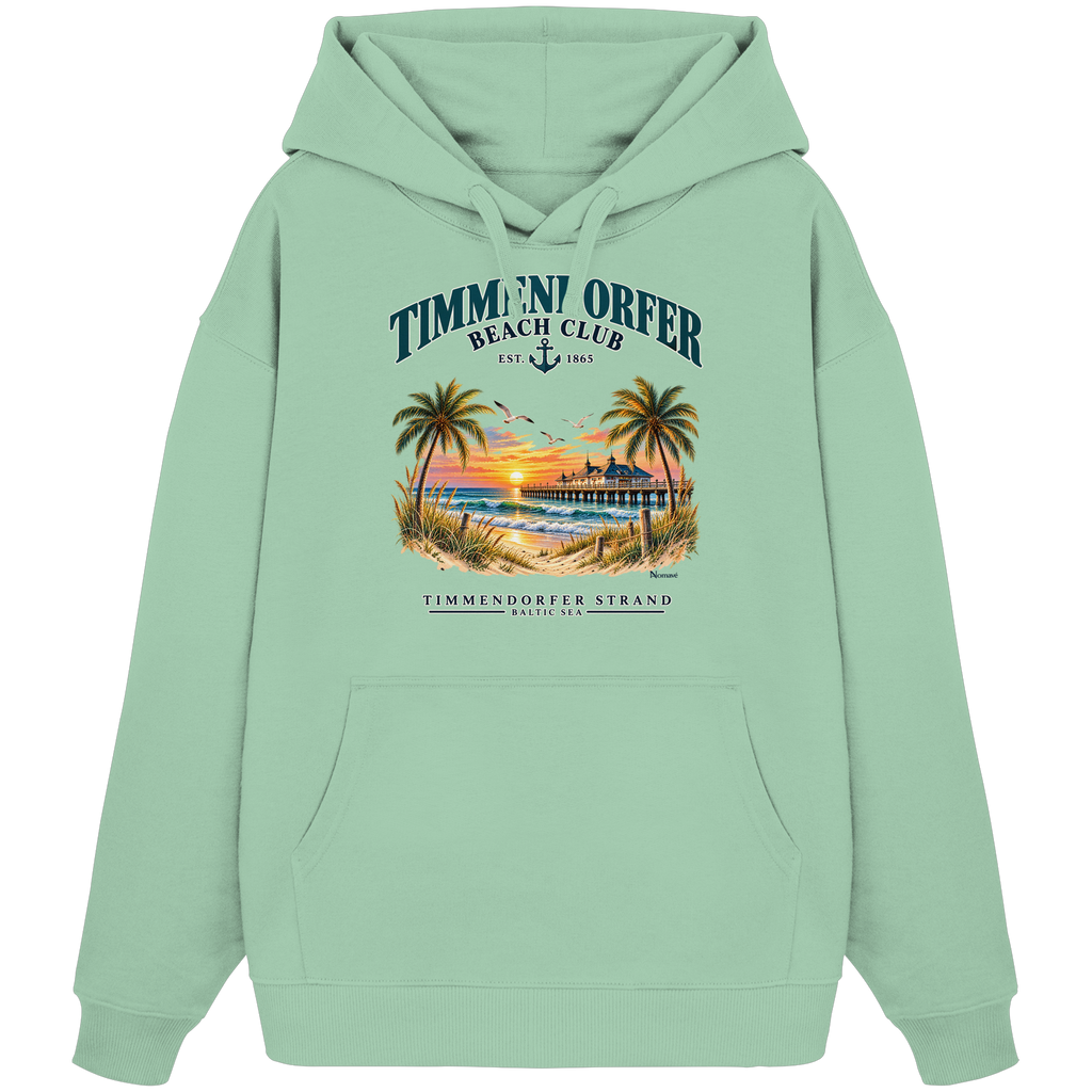 Originalmockup: Timmendorfer Beach Club Unisex Bio-Oversize-Hoodie in Misty Jade, Vorderansicht mit maritimem Frontprint, Palmen, Seebrücke und Meer.