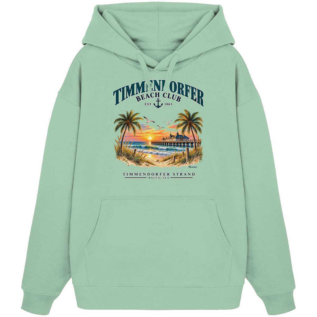 Originalmockup: Timmendorfer Beach Club Unisex Bio-Oversize-Hoodie in Misty Jade, Vorderansicht mit maritimem Frontprint, Palmen, Seebrücke und Meer.