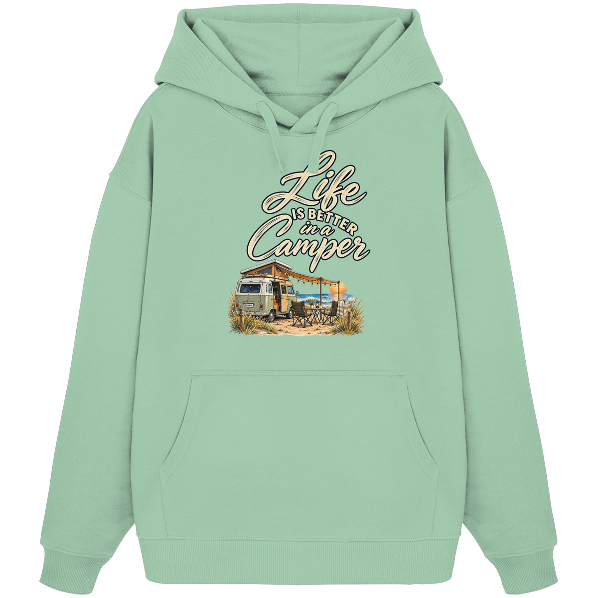 Bio Oversize Hoodie in Misty Jade mit „Life is better in a Camper“-Motiv – Vorderansicht für Vanlife- und Campingfans