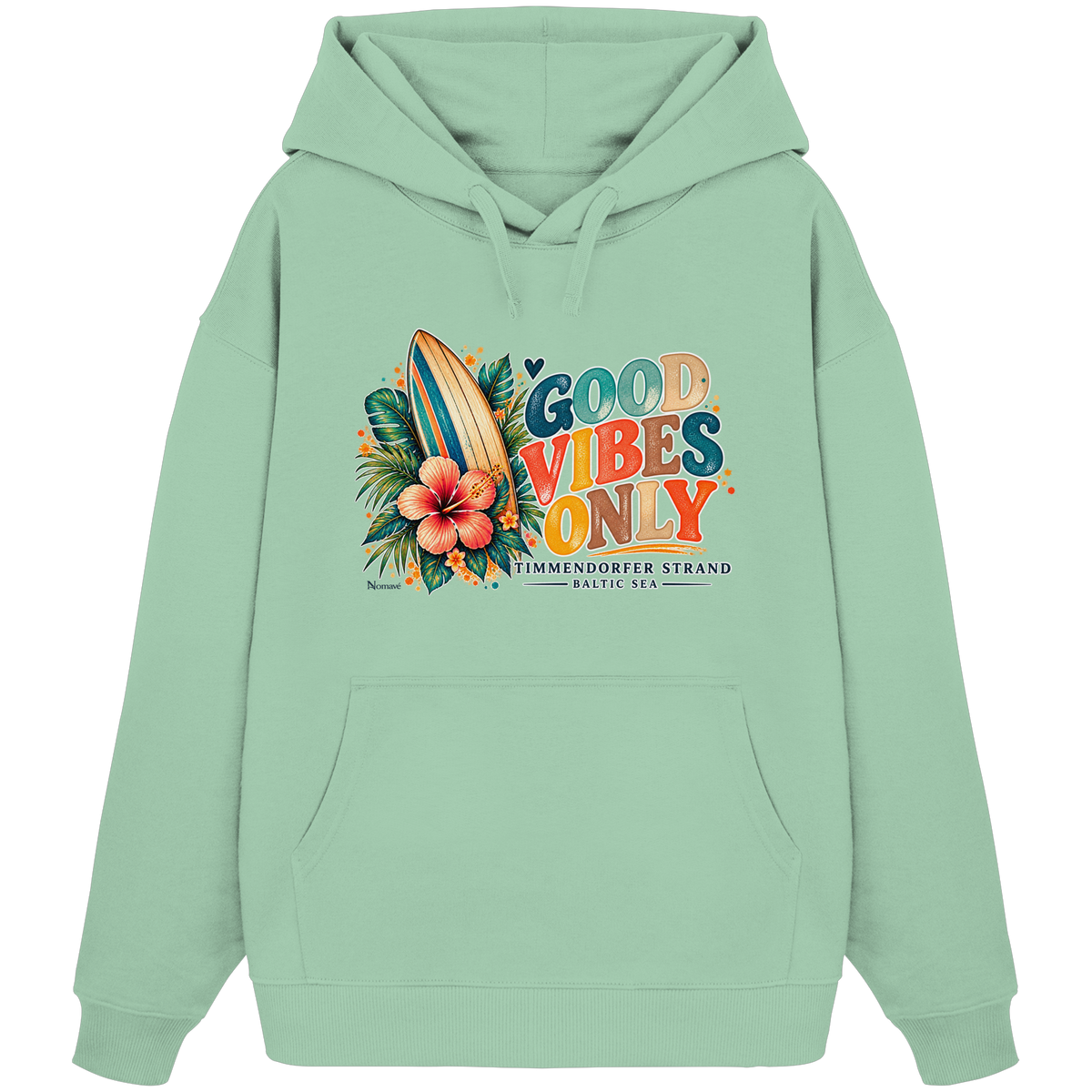 Timmendorfer Strand – Surf Vibes – Unisex Bio-Oversize-Hoodie mit Frontprint in Misty Jade – Katalog-Vorderansicht mit Surfboard, Hibiskus und Good-Vibes-Only-Frontprint.