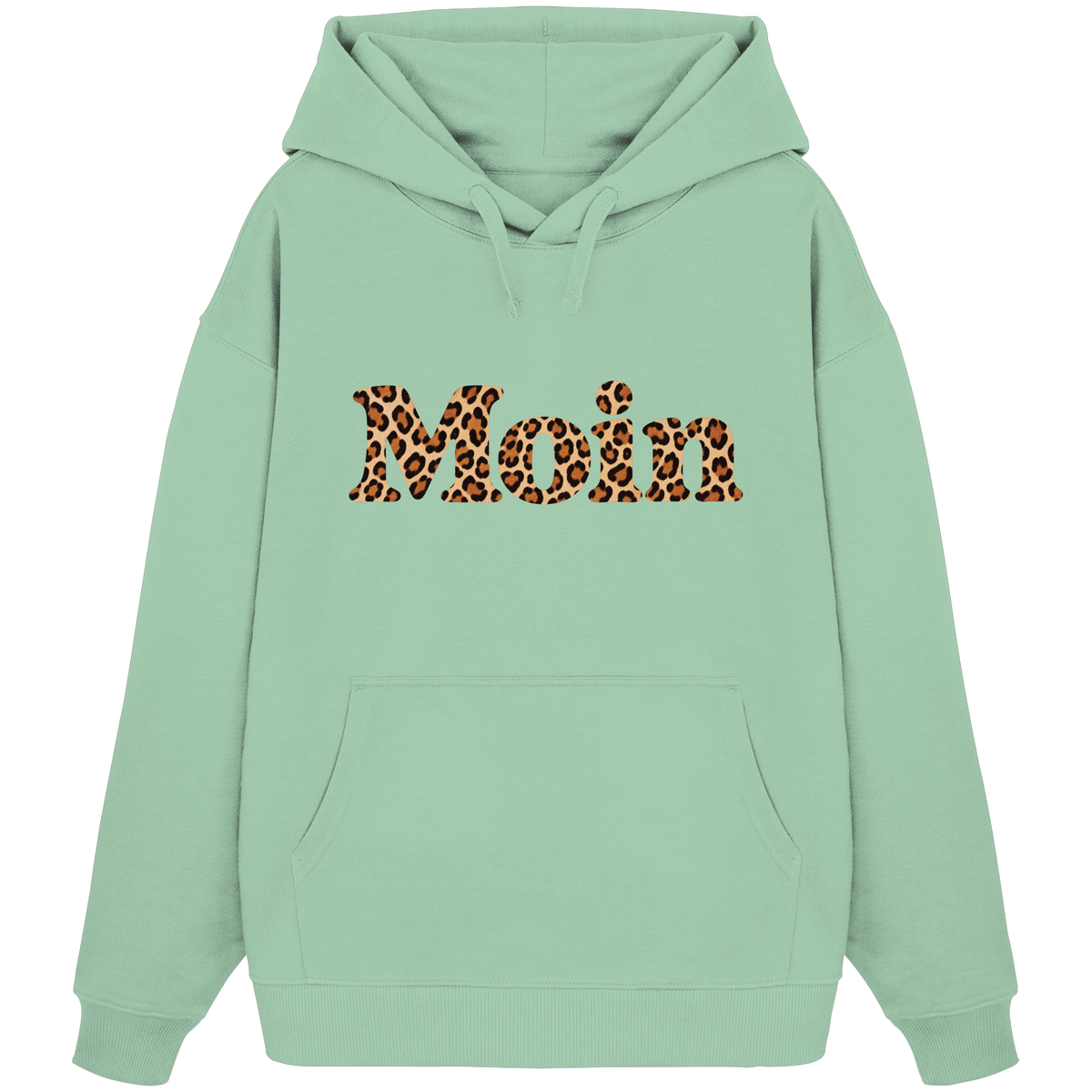 Original-Shirtigo-Mockup: Bio Oversize Hoodie in Misty Jade mit „Moin“ im Karamell-Leoprint vorn und Kängurutasche