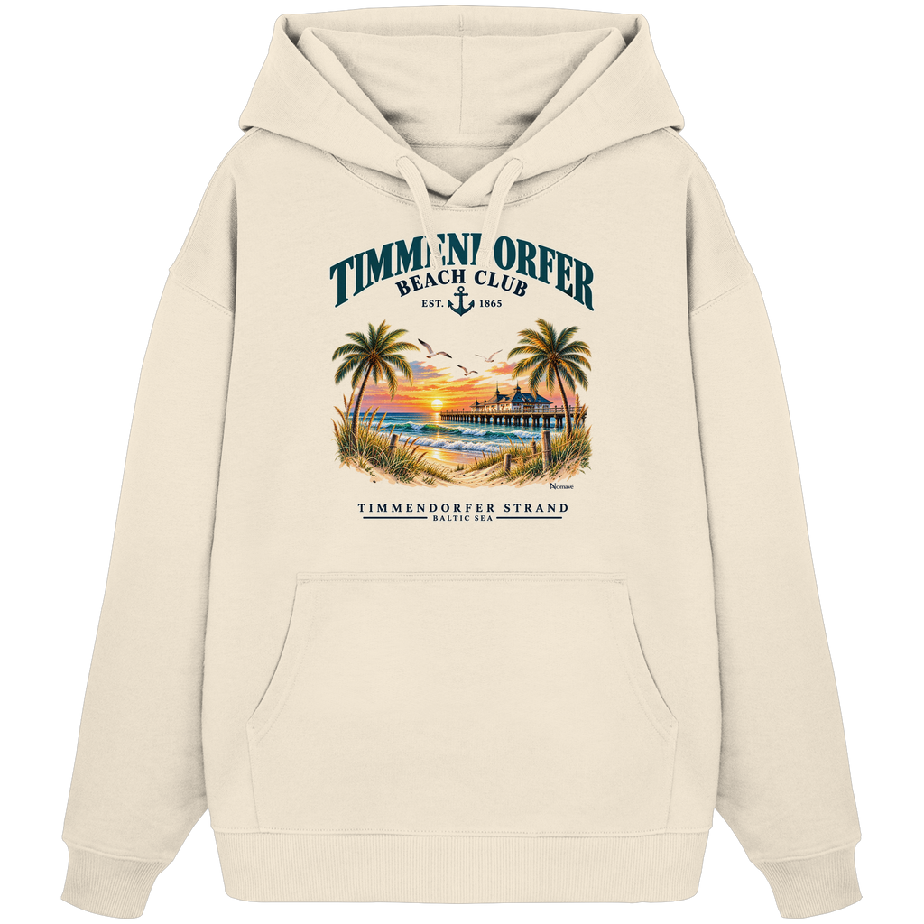 Originalmockup: Timmendorfer Beach Club Unisex Bio-Oversize-Hoodie in Natural Raw, Vorderansicht mit maritimem Frontprint, Palmen, Seebrücke und Meer.
