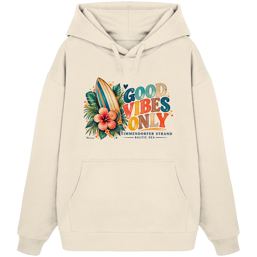 Timmendorfer Strand – Surf Vibes – Unisex Bio-Oversize-Hoodie mit Frontprint in Natural Raw – Katalog-Vorderansicht mit Surfboard, Hibiskus und Good-Vibes-Only-Frontprint.
