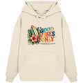 Timmendorfer Strand – Surf Vibes – Unisex Bio-Oversize-Hoodie mit Frontprint in Natural Raw – Katalog-Vorderansicht mit Surfboard, Hibiskus und Good-Vibes-Only-Frontprint.